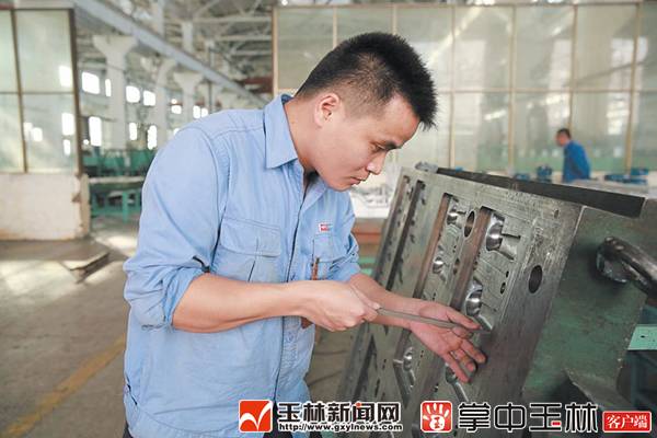 「新闻下午茶」远光灯又惹祸？玉东大道一白色轿车失控撞烂10余节护栏，致使……