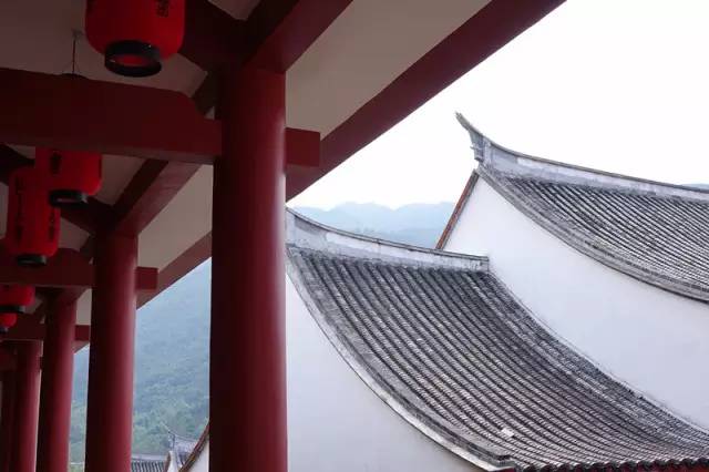 一个长得像李小龙的男人，在长泰一村子里，建了个千与千寻的奇幻世界