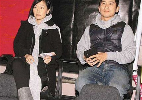 “男人婆”张延淡出娱乐圈女儿已12岁，原来娱乐圈夫妻这么多