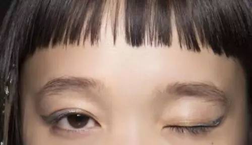 刘海不长不短尴尬期怎么弄好看,刘海两边太短了好丑怎么补救