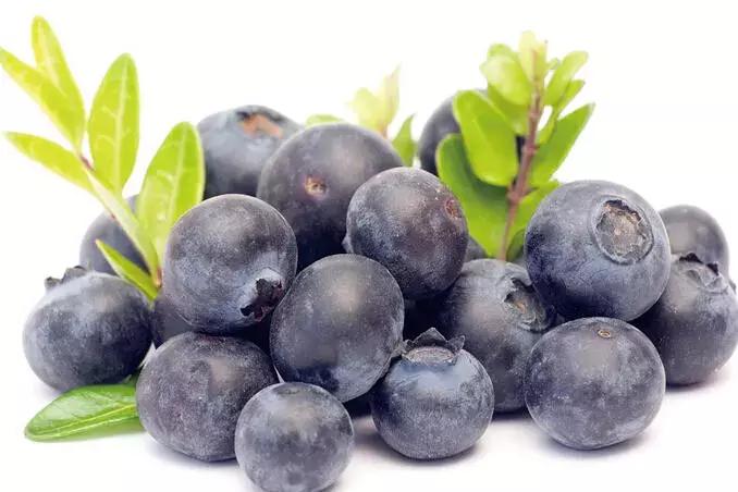 上班族眼睛干涩疲劳吃什么水果,眼睛疲劳最怕三种水果