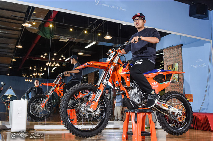 被美女瑜伽教练幸福的“折磨”着