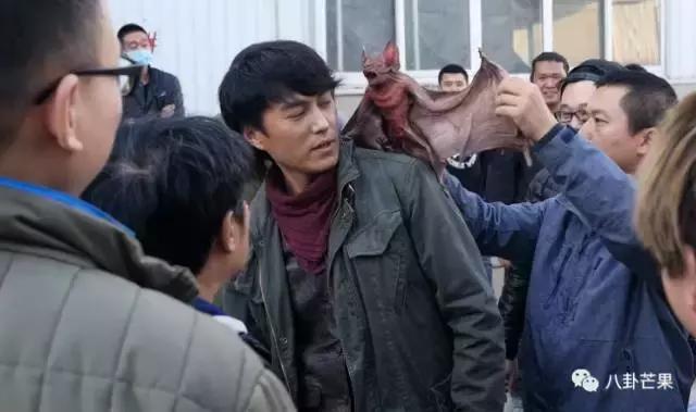 要被靳东的角色蒙蔽了双眼,他本人只有四岁,不能再多!