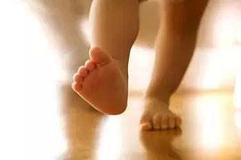 宝宝学步期应该注意什么,婴儿走姿怎么矫正