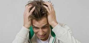 当男生面无表情不开心的时候，要注意了：他大姨夫来了