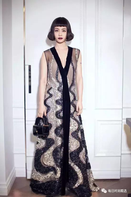 纵使她的情路坎坷，但她的时尚却让所有女人嫉妒