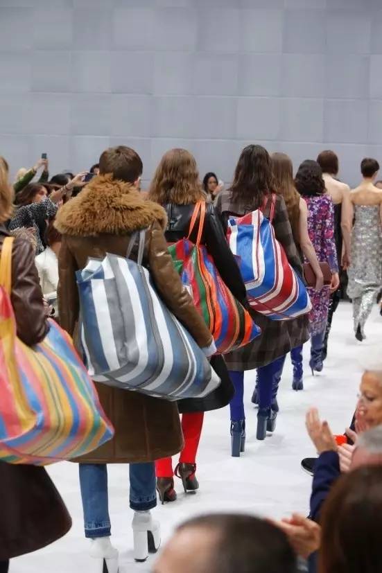 焦糖色大衣搭配什么包包好看,奢品包包如何穿搭