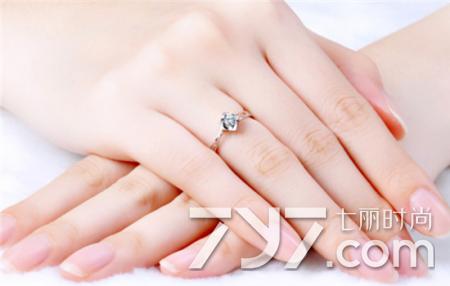 手上过敏长小水泡还很痒该怎么办,每年夏天手上长小水泡很痒怎么办