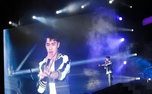 陈乔恩刘雯宋佳争着穿,那些年丑哭的国产牌子终于时髦上天!