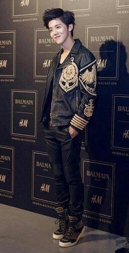 耿直鹿晗真是好脚力，身高不够，踮脚来补，带动大家一起踮起来