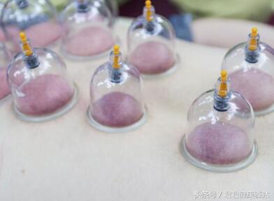 拔火罐印记是灰白颜色为什么,拔火罐的印子颜色代表了什么