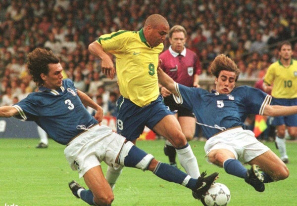 盘点足球史上最伟大的十位中场,史上最伟大的足球视频