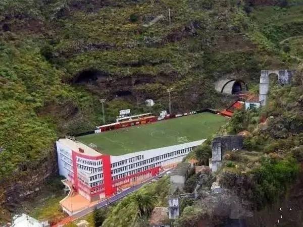 世界上最奇葩的足球场,世界最奇葩的足球场