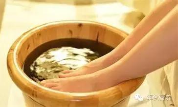 泡脚不慎，可能会导致双足溃烂