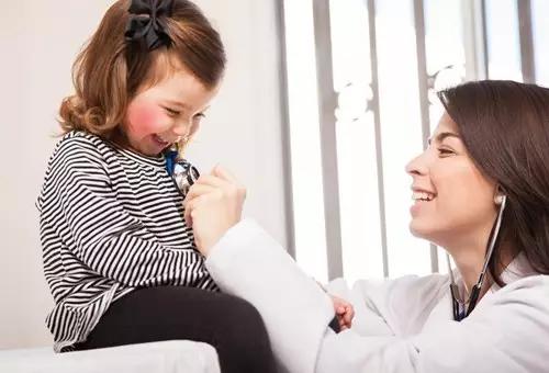 孩子四个地方变红家长一定要重视,爸妈看宝宝反应