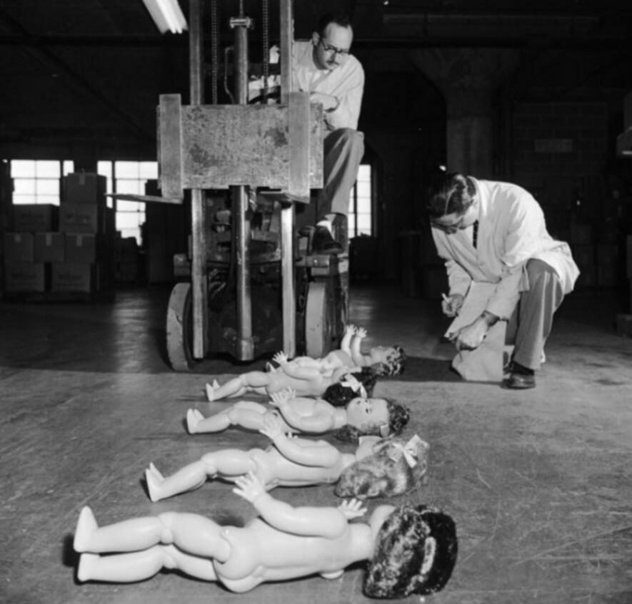 2位孩子被邀请到人偶工厂一游，但里面的情景让人吓到尿裤子！