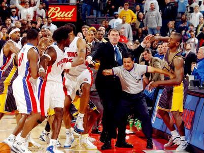 一言不合就大打出手盘点球场上的*力暴**冲突事件