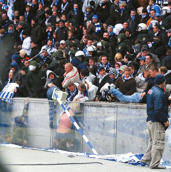 一言不合就大打出手盘点球场上的*力暴**冲突事件