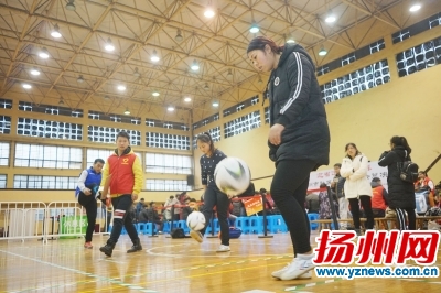 扬州足球赛,足球场花式颠球