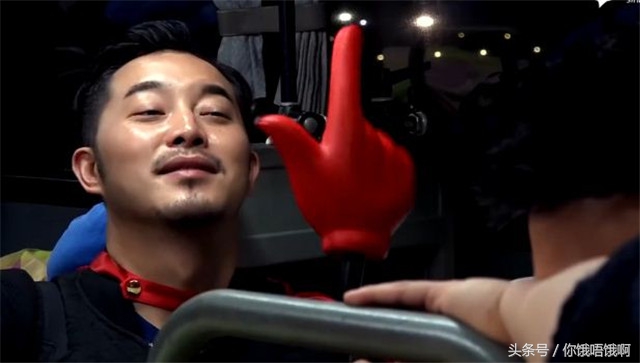 明星太没素质刘烨穿鞋踩飞机椅背黄晓明用臭袜子堵出风口！