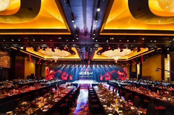 侧边镶钻的手机 (黑色带钻手机)