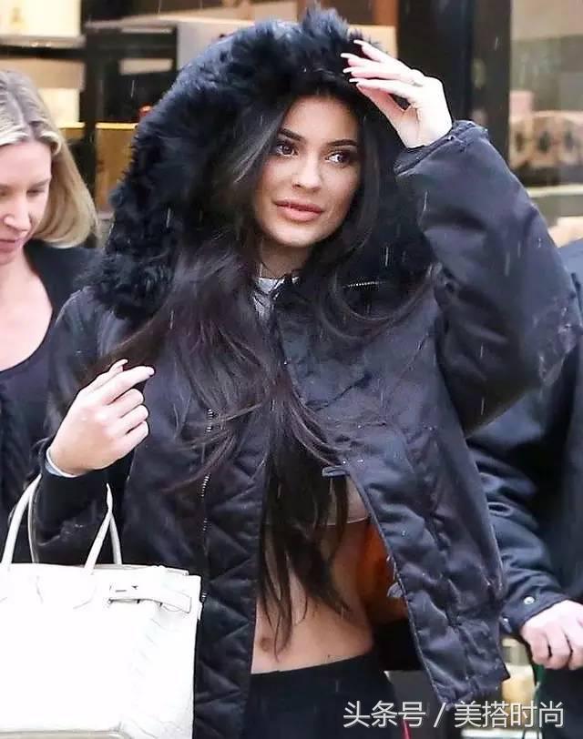 改变了以往羽绒服臃肿的缺点,穿起来显胖的长款羽绒服