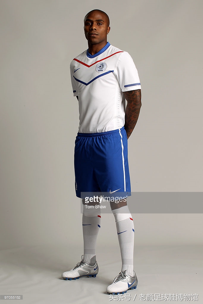 足球鞋阿迪和耐克谁更强,足球鞋耐克暗杀系列