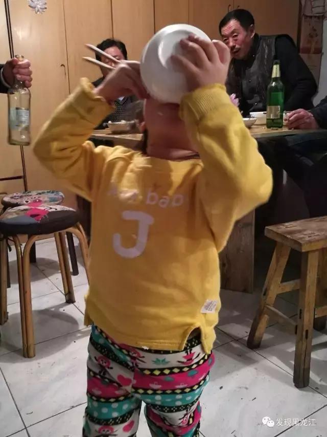 现场实拍农村一家人杀年猪全过程,东北农村真实生活杀年猪