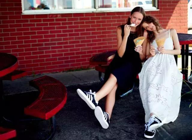 杨幂小金珠手链,杨幂小贝壳黑裙