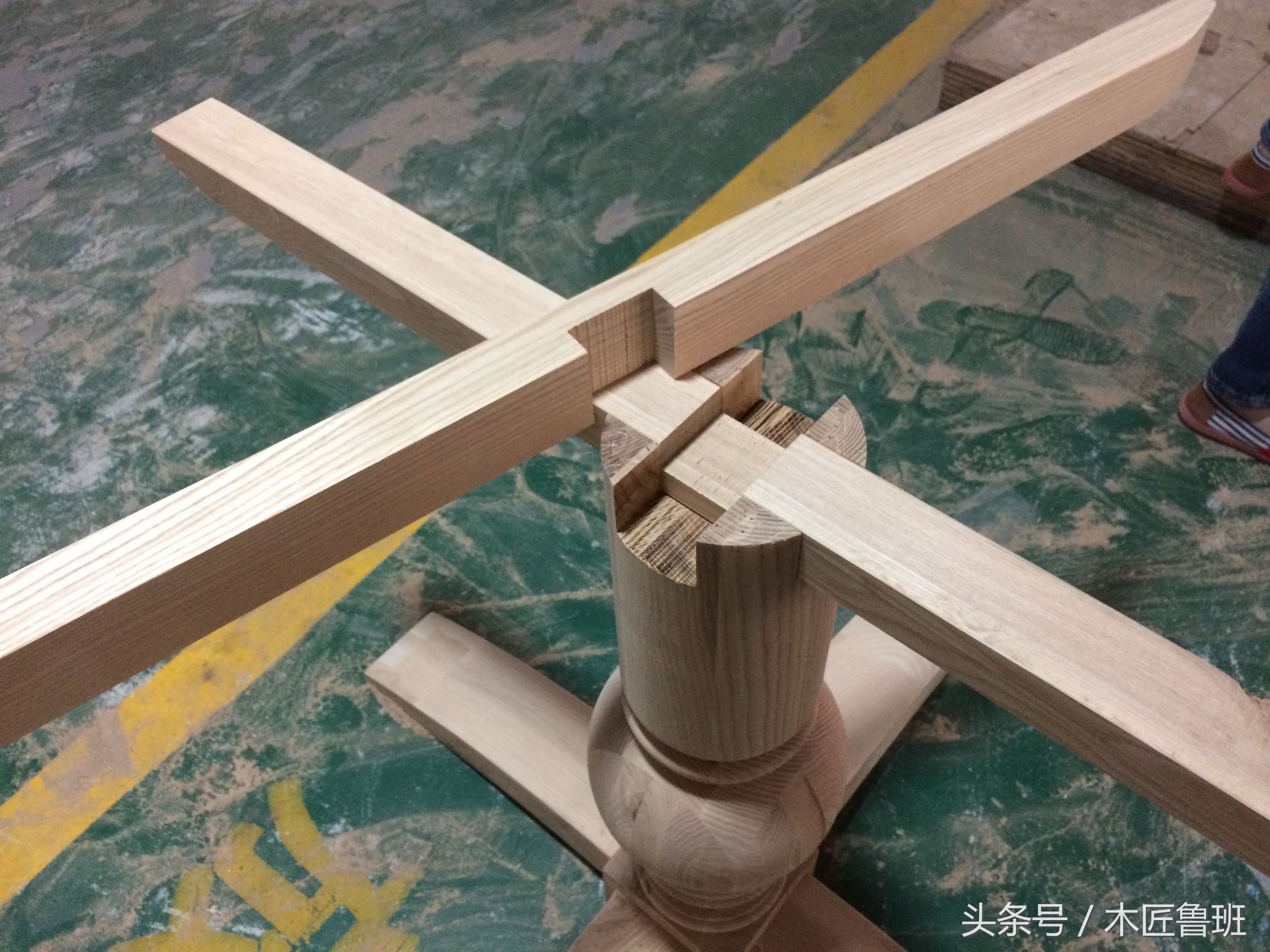 榫卯圆餐桌设计与构造图解,轻奢风格圆形实木餐桌效果图