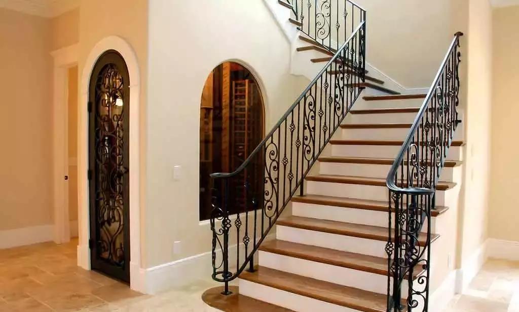 宝宝掉地上磕到头怎么处理,宝宝摔下床摔到头要不要去医院看