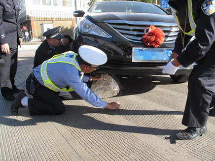 开车最怕蹭底盘，严重影响车辆安全，教你几种技巧化解