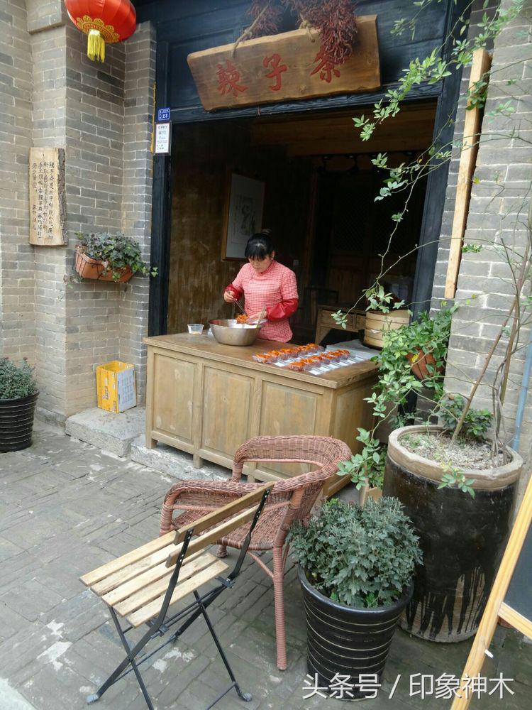 陕北俊俏女子勇闯袁家村大嘴吃四方