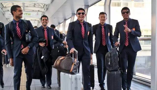 足球谁穿西装最帅,足球运动员穿西装最帅