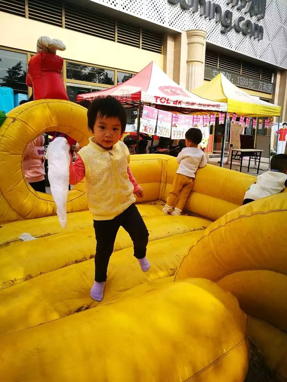 读者来稿丨抱着邦尼兔睡觉、拎着定型枕逛街、在公园里给土豆推秋千……小朋友的安抚物大集合！