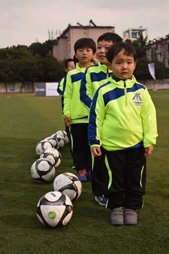 青少年足球训练营开训,2021全国足球冬令营