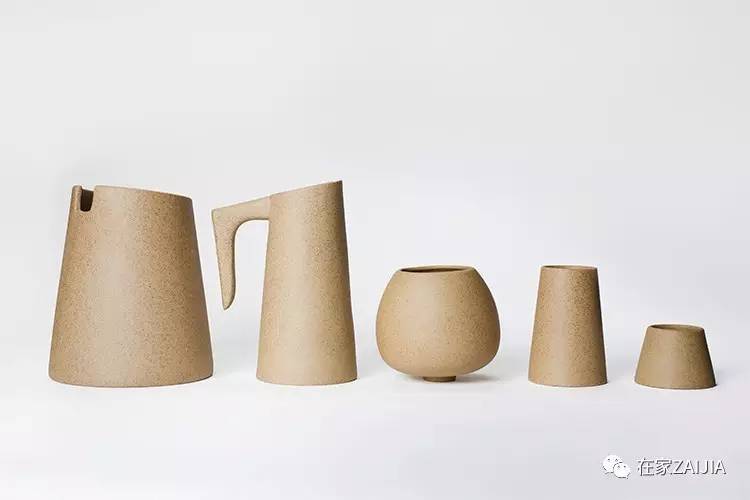 年夜饭香喷喷举起酒杯敬家人,年夜饭的碗和酒杯