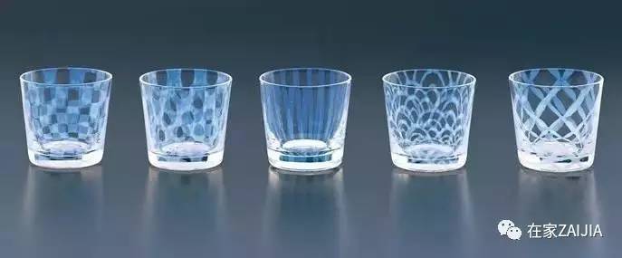 年夜饭香喷喷举起酒杯敬家人,年夜饭的碗和酒杯