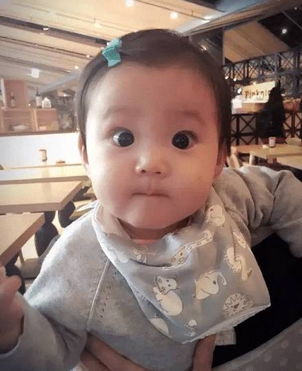 贾静雯小咘咘的照片 (贾静雯是不是给咘咘买的名牌衣服)