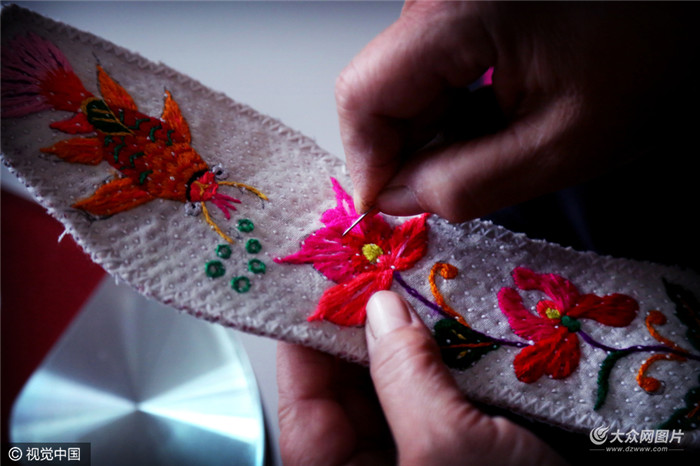 针线间的爱探访*安泰**手艺人制作绣花鞋垫