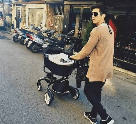 贾静雯小咘咘的照片 (贾静雯是不是给咘咘买的名牌衣服)