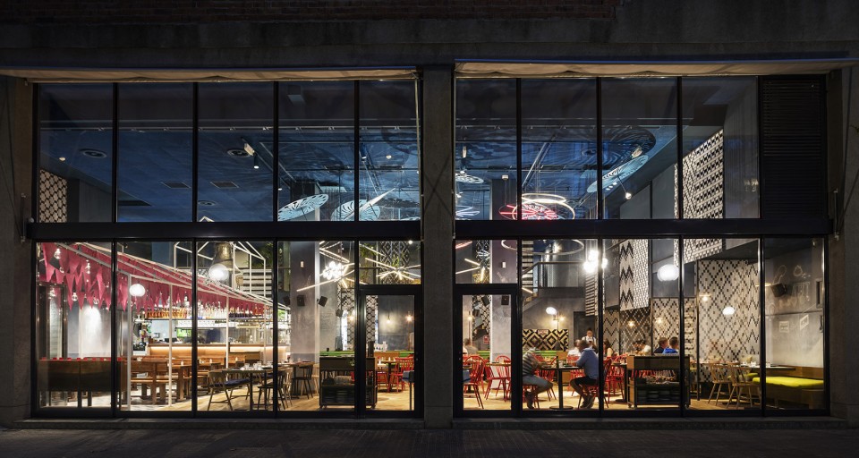 “家以外的家”繁花似锦–巴塞罗那花园餐厅