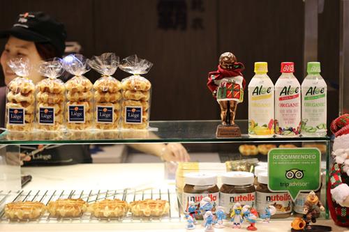 老板，一杯热朱古力，一份烈日窝夫+士多啤梨酱······