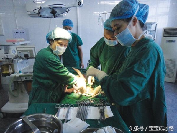 产妇进产房后突然恶化，男医生仅用6分钟化解危机，还带来惊喜！