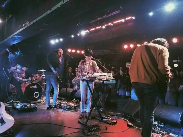 去另一个城市看livehouse,每去到一座城市都要去看看风景