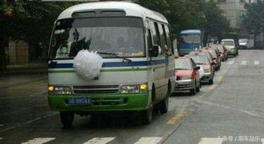 开车遇到白事车队有什么讲究,开车遇到白事车队怎么办