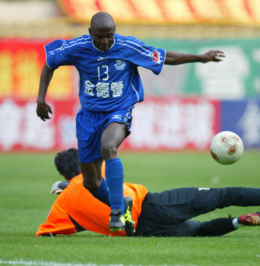 阿尤点杀乌干达、超越老爹，“非洲贝利”的足球传奇还在继续