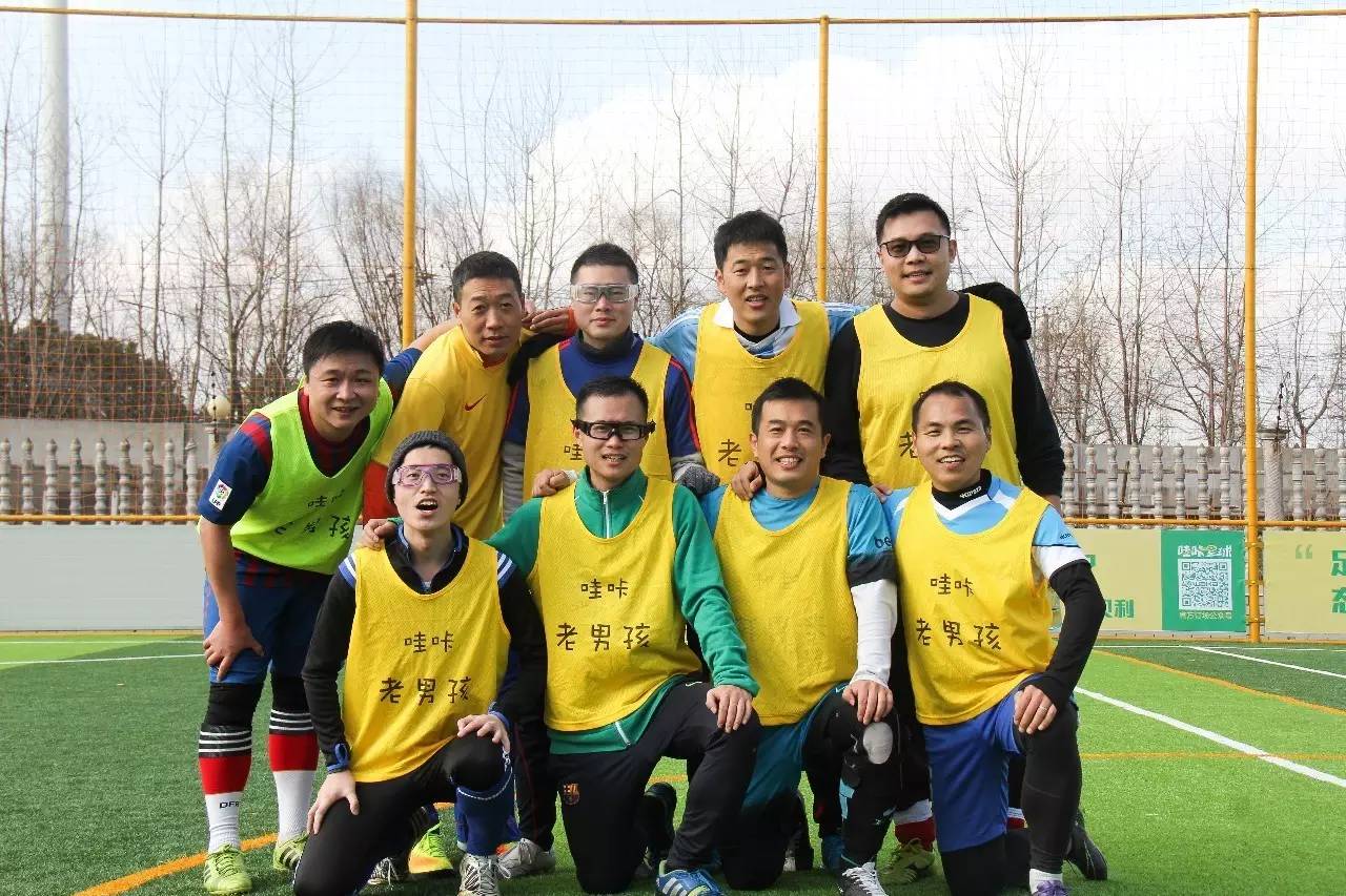 早上六点起来练球,六点起床练足球