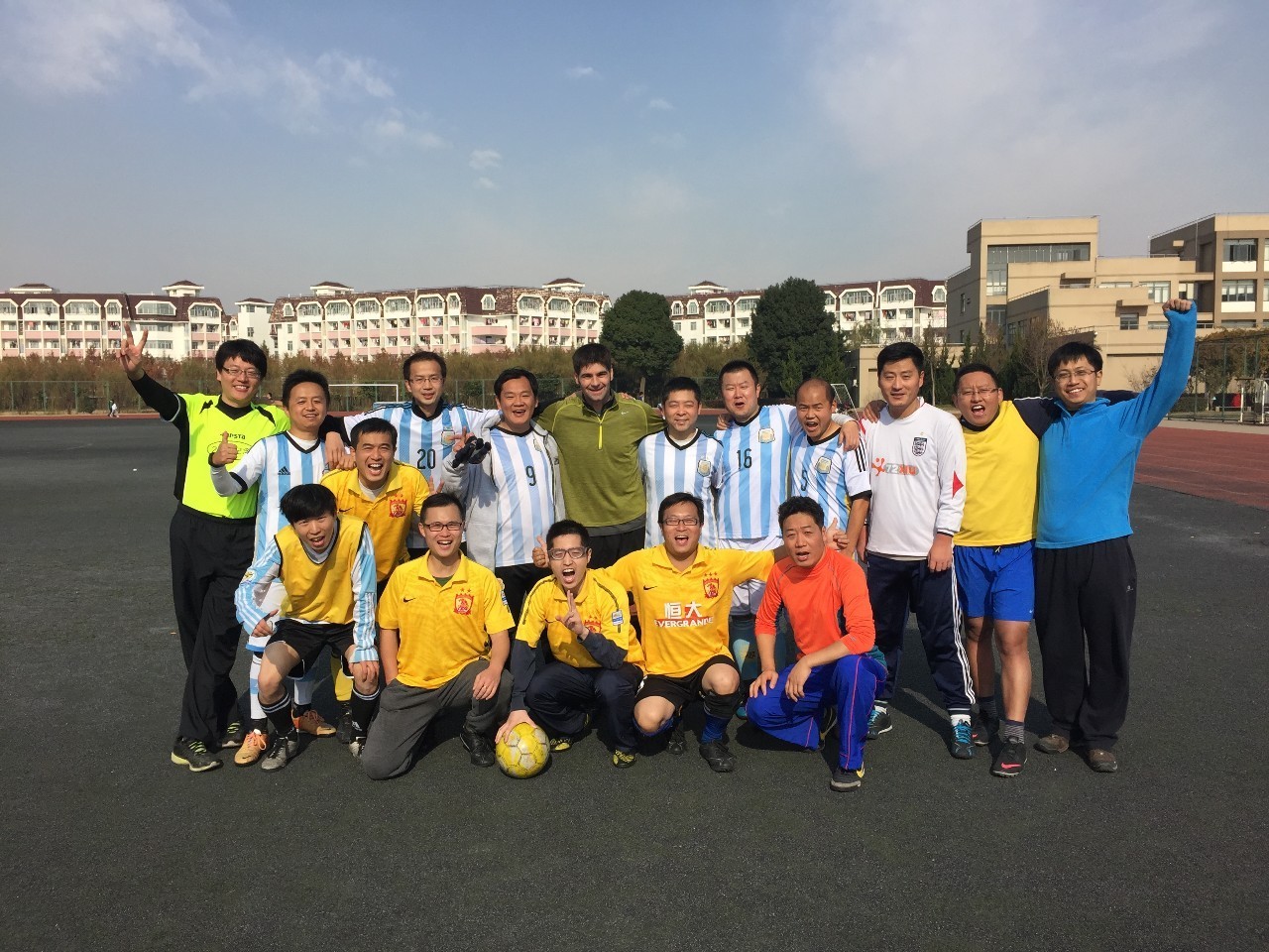 早上7点起来踢足球合适吗,清晨六点踢球