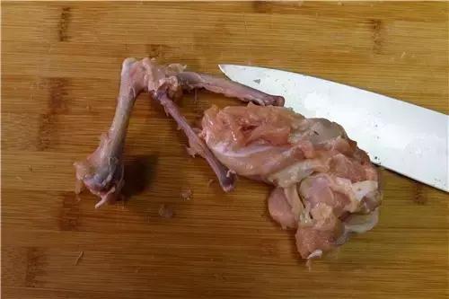 今天来分享一道鸡翅包饭的教程,如何制作正宗鸡翅包饭